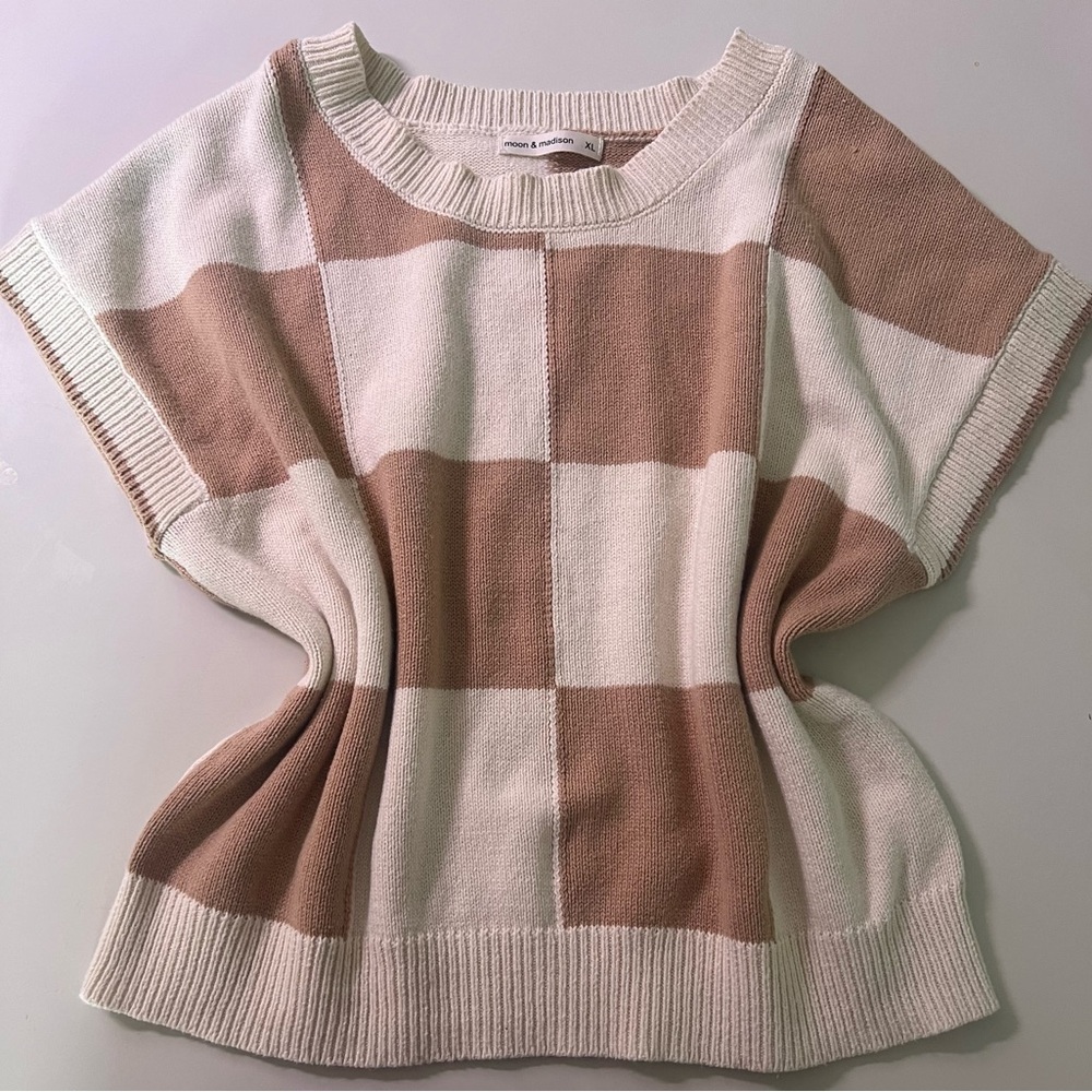 Moon&madison crew neck sleeveless color block sweater in XL.Runs small